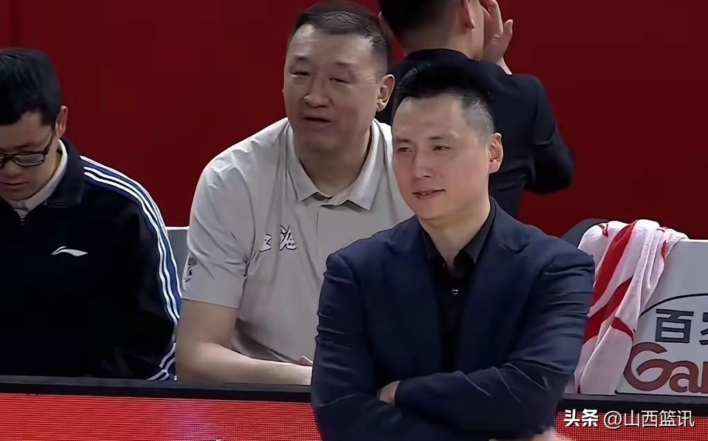 心思都在表情上，可惜用错了地方！上海久事男篮主教练卢伟暗藏笑容，不如身后的白衣同