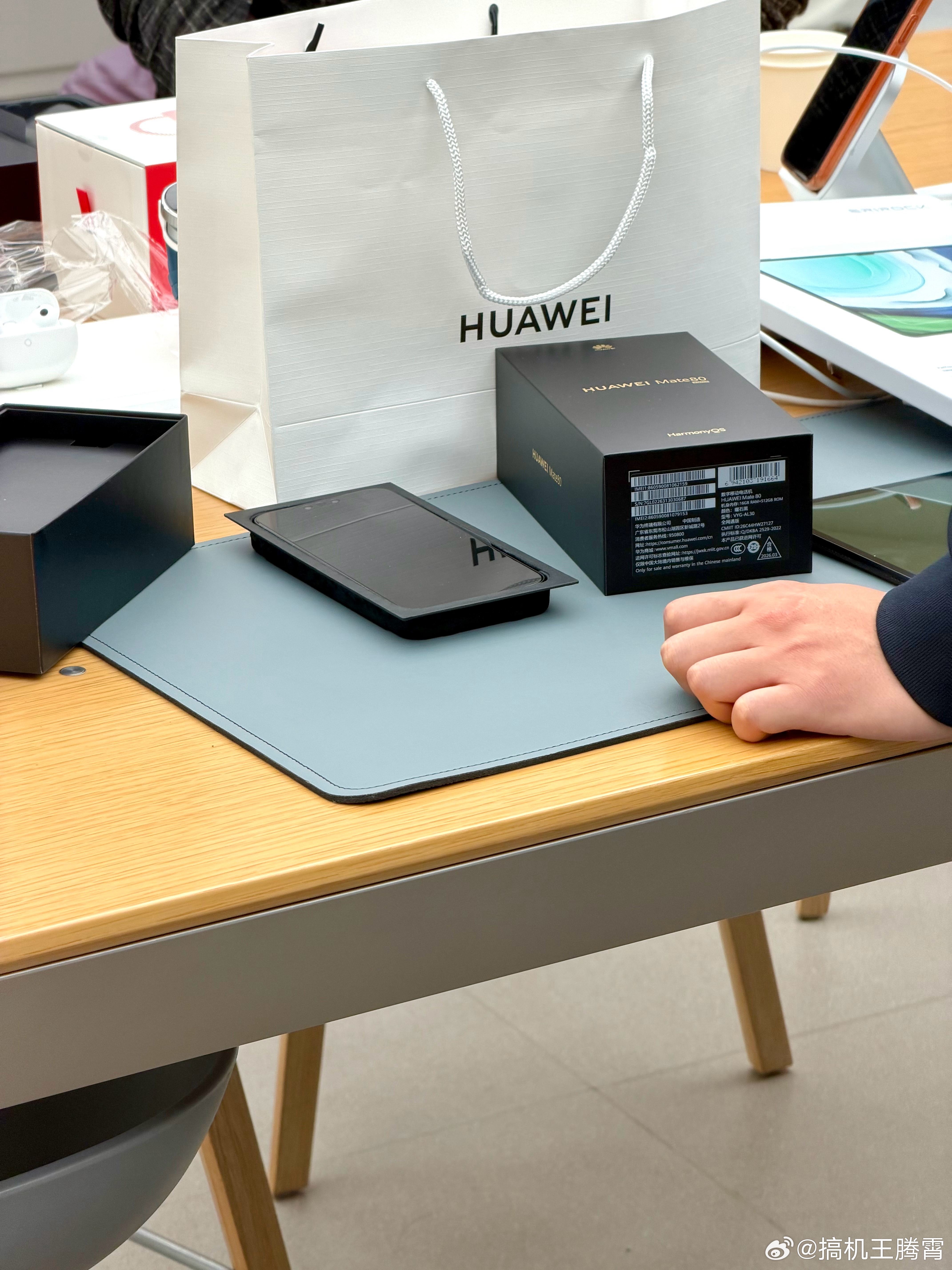 来华子店里面逛逛，发现买华为Mate 80的人还真不少，这机器本来性价比就挺高，