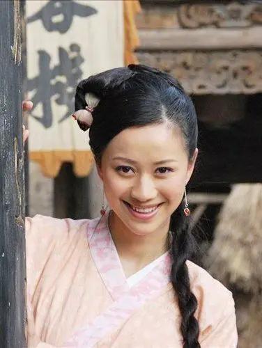 倪虹洁特别漂亮，很多人对她的记忆点，就是《武林外传》
里的祝无双，但对她她的人生