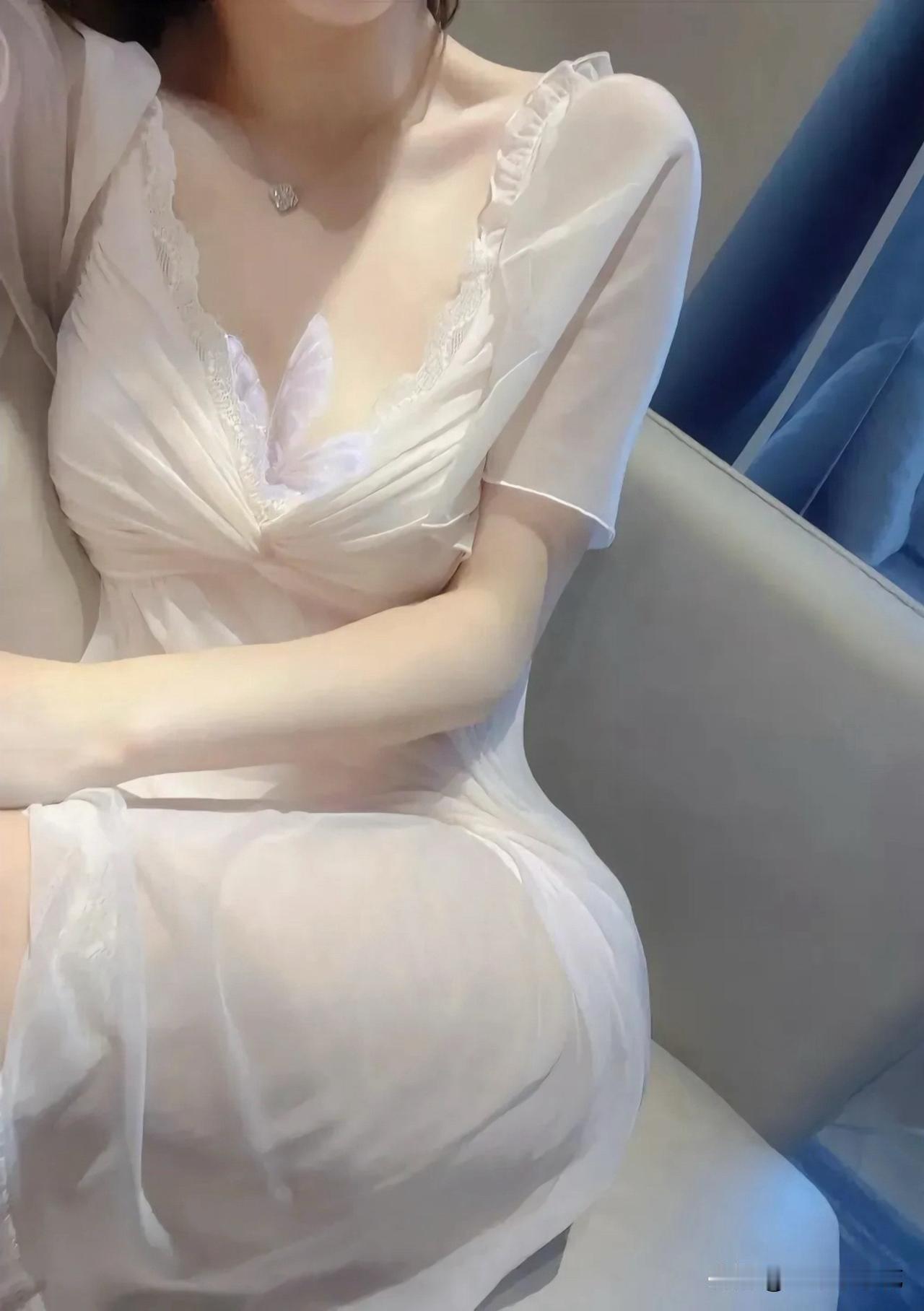 知道为什么女人也想去喝点酒了。
比如现在，我也好想去喝一杯。
四下静悄悄的，家人
