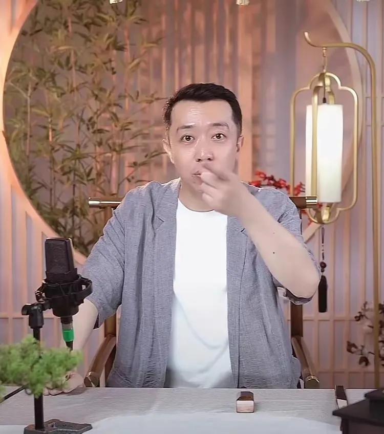 火了！李菁回复为什么不去曹云金直播间！

李菁是德云社元老，最早和郭德纲等人一起