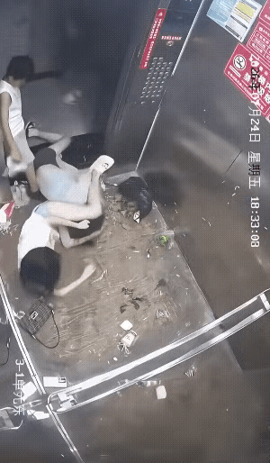 小孩姐逆转打赢社会姐！

这个社会，戾气太重，就是多等了一会电梯，就大打出手。
