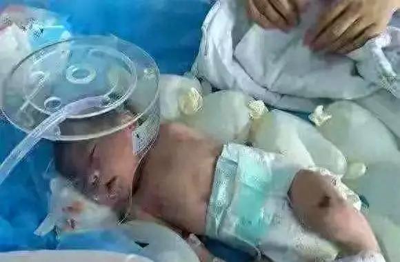 生下男婴20天后！26岁宝妈将孩子重摔在地，因老公说的一句话。
这起事件反映出产