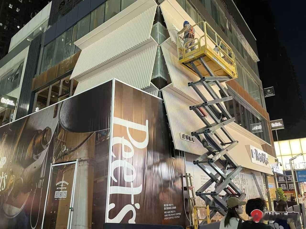 定档9月初！皮爷咖啡西安首店外立面施工ing......而除了正在快速施工对的大