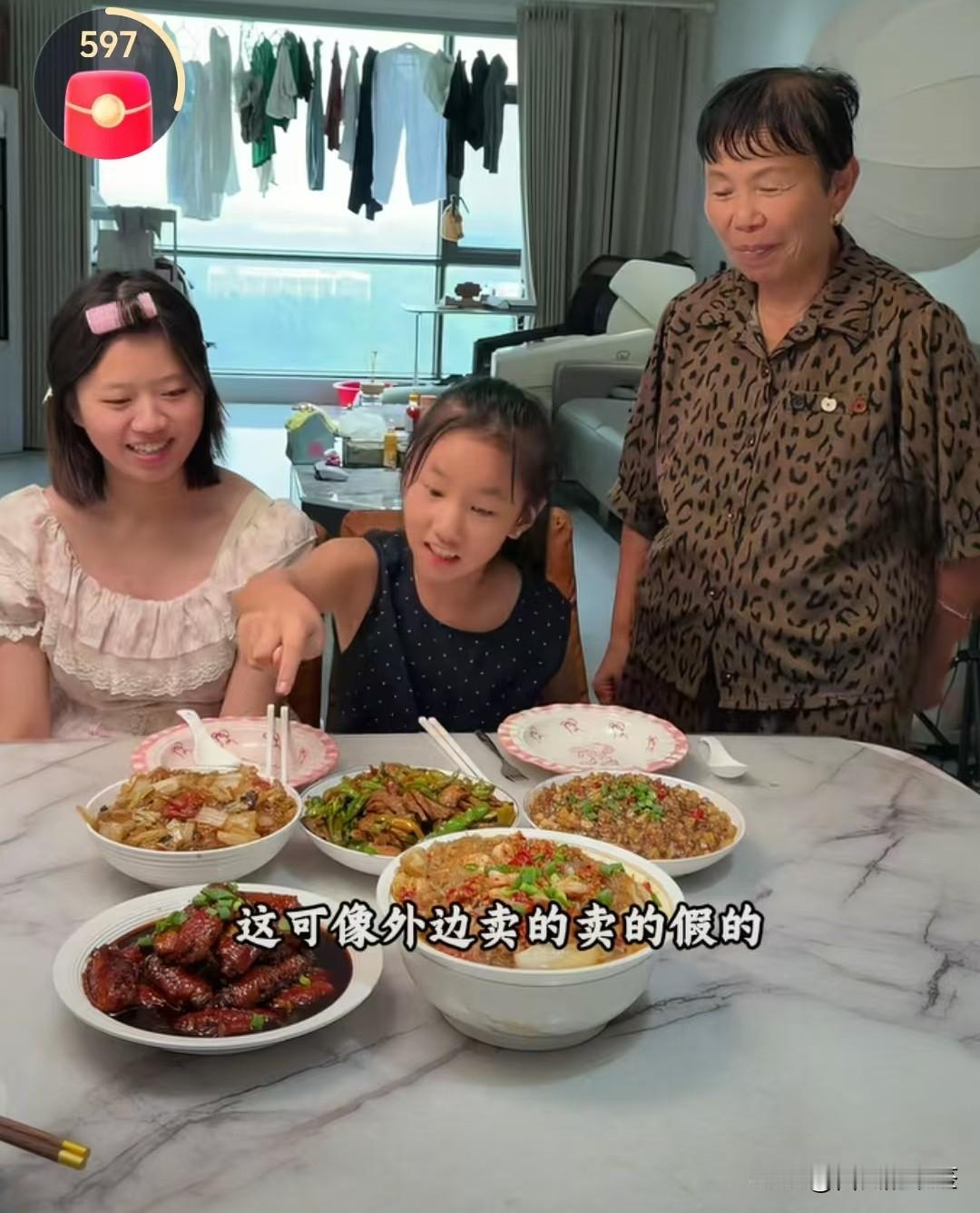 牛不啦鸽子刚做完流产手术又给家里人张罗着做了一桌子饭菜。
       看了这么