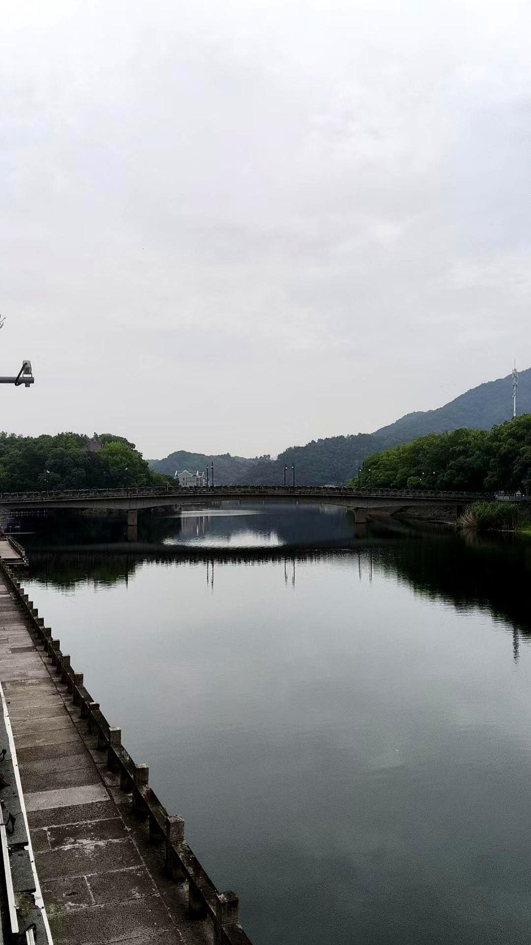 中午路过邻村村委会时，突听一阵撕心裂肺的叫骂。
两名女人对着干，围观的人把门口挤
