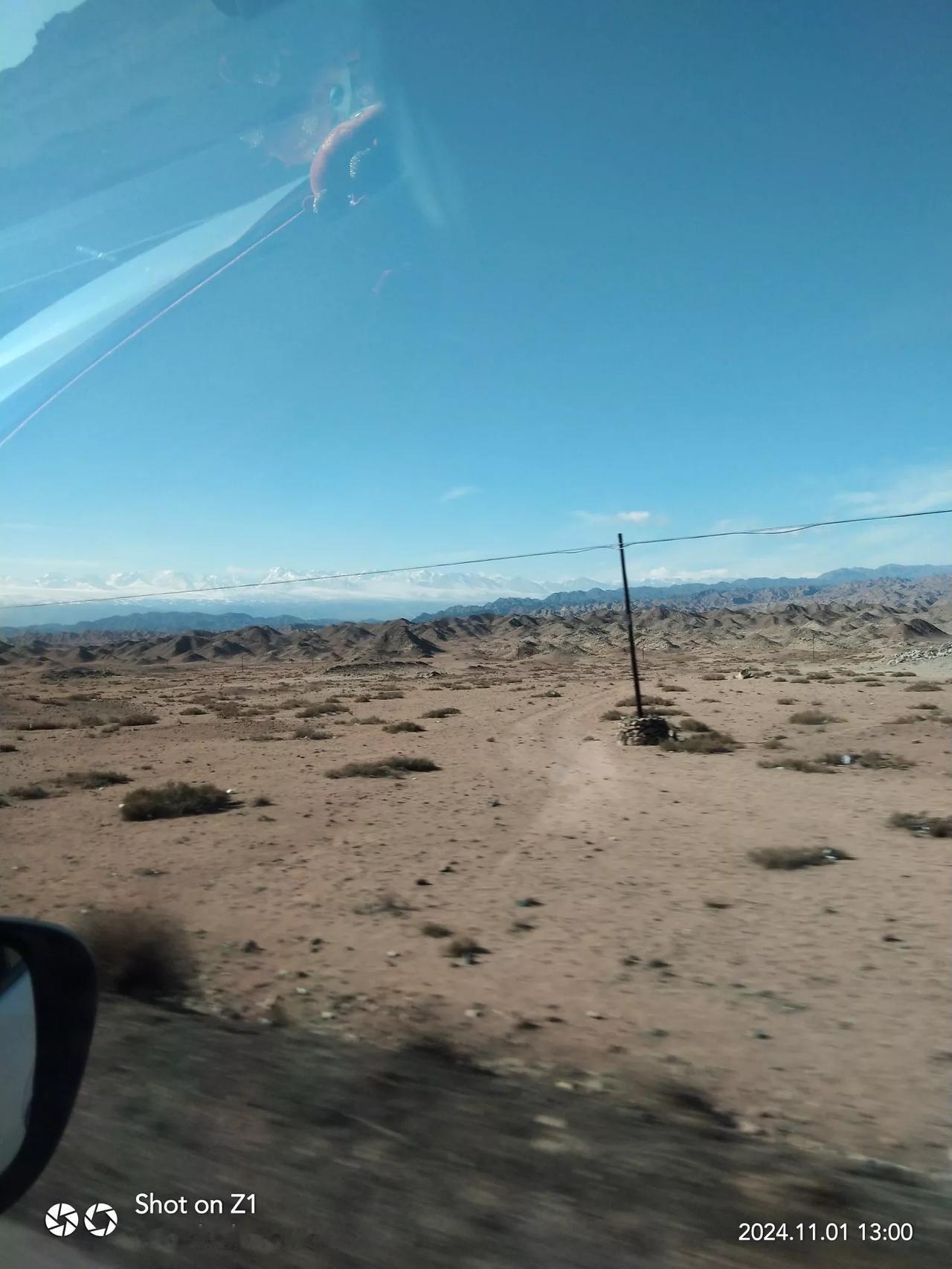 荒漠孤烟直，天涯路迢迢。
边走边沉思，绿洲在哈密。