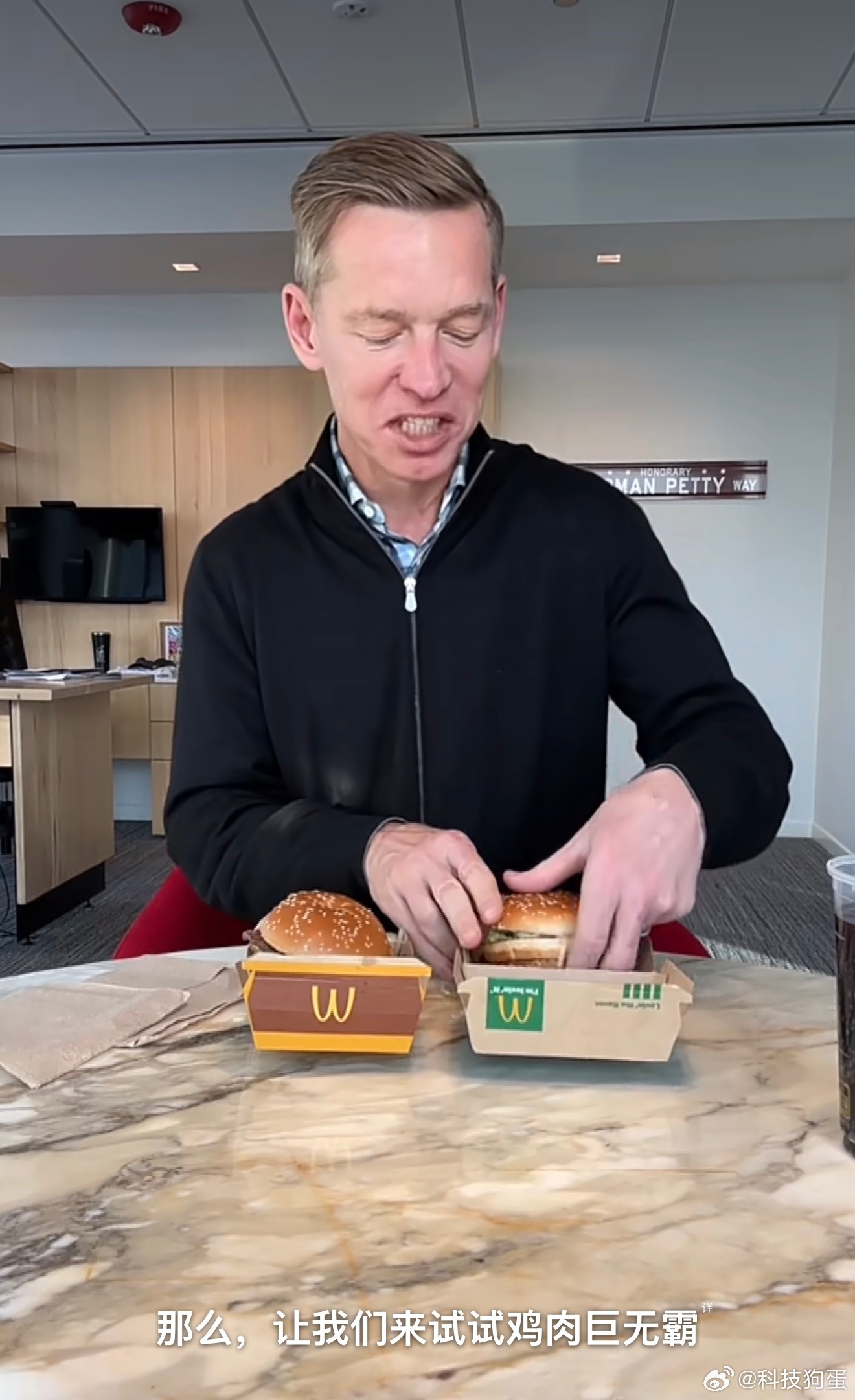 麦当劳CEO再被网友扒出假吃说实话，这CEO看面相就不像吃汉堡的，感觉是素食主义