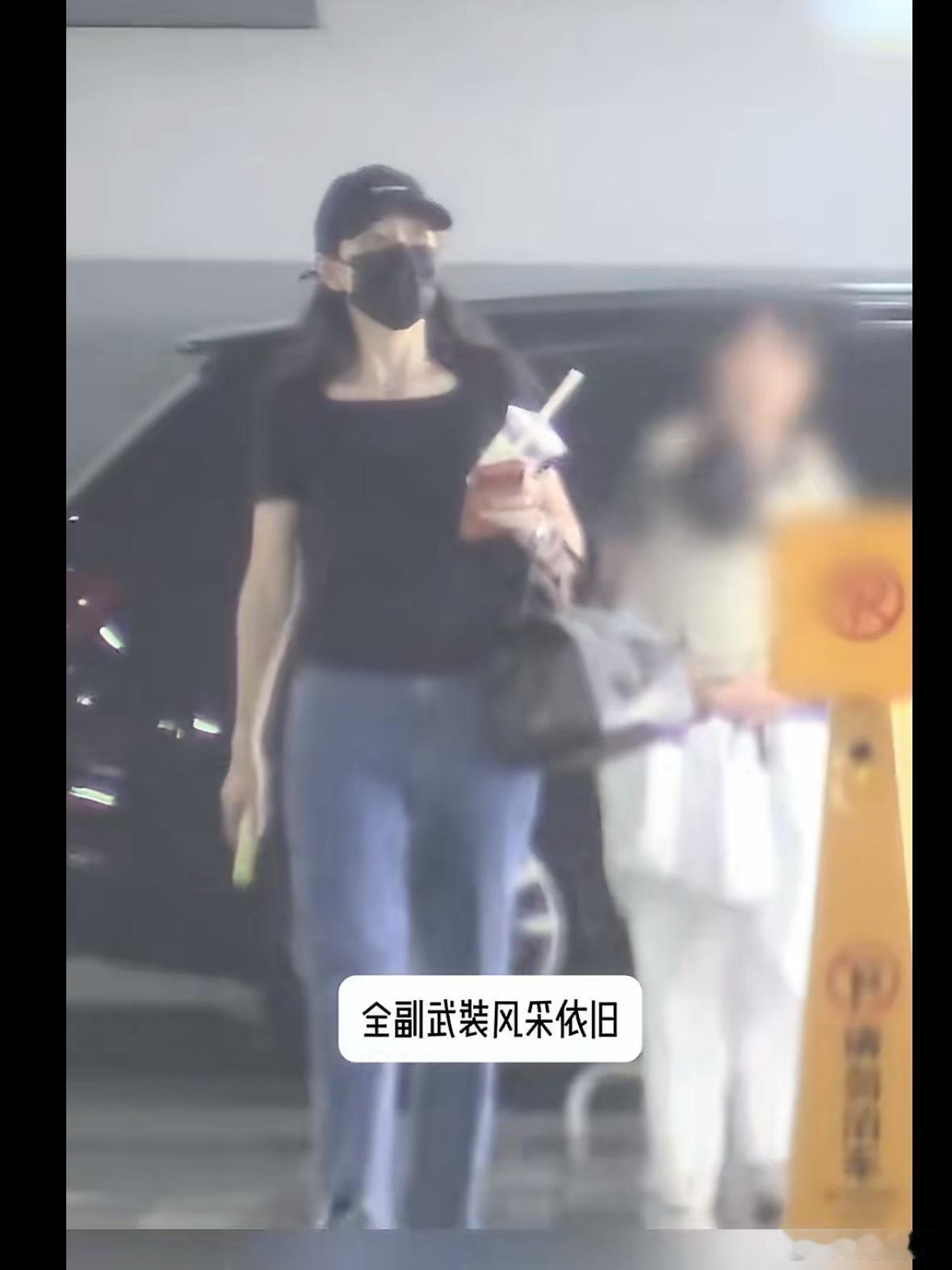 王鸥带女儿逛街刷到王鸥带女儿逛街的路透了，小姑娘两岁左右扎个小辫还挺可爱的。王鸥