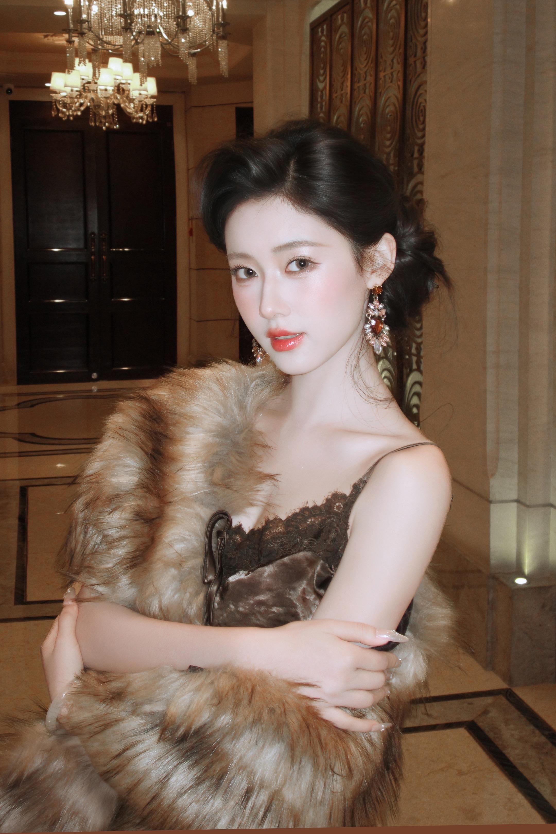 瞳孔和心跳的距离 在与你对视时清零。