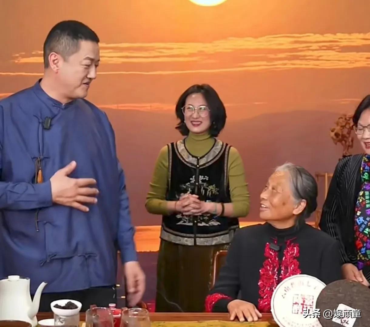 李亚鹏今晚直播，依旧在卖茶，李亚鹏一直在价格上往下压，并争取了试用装！
随后李亚