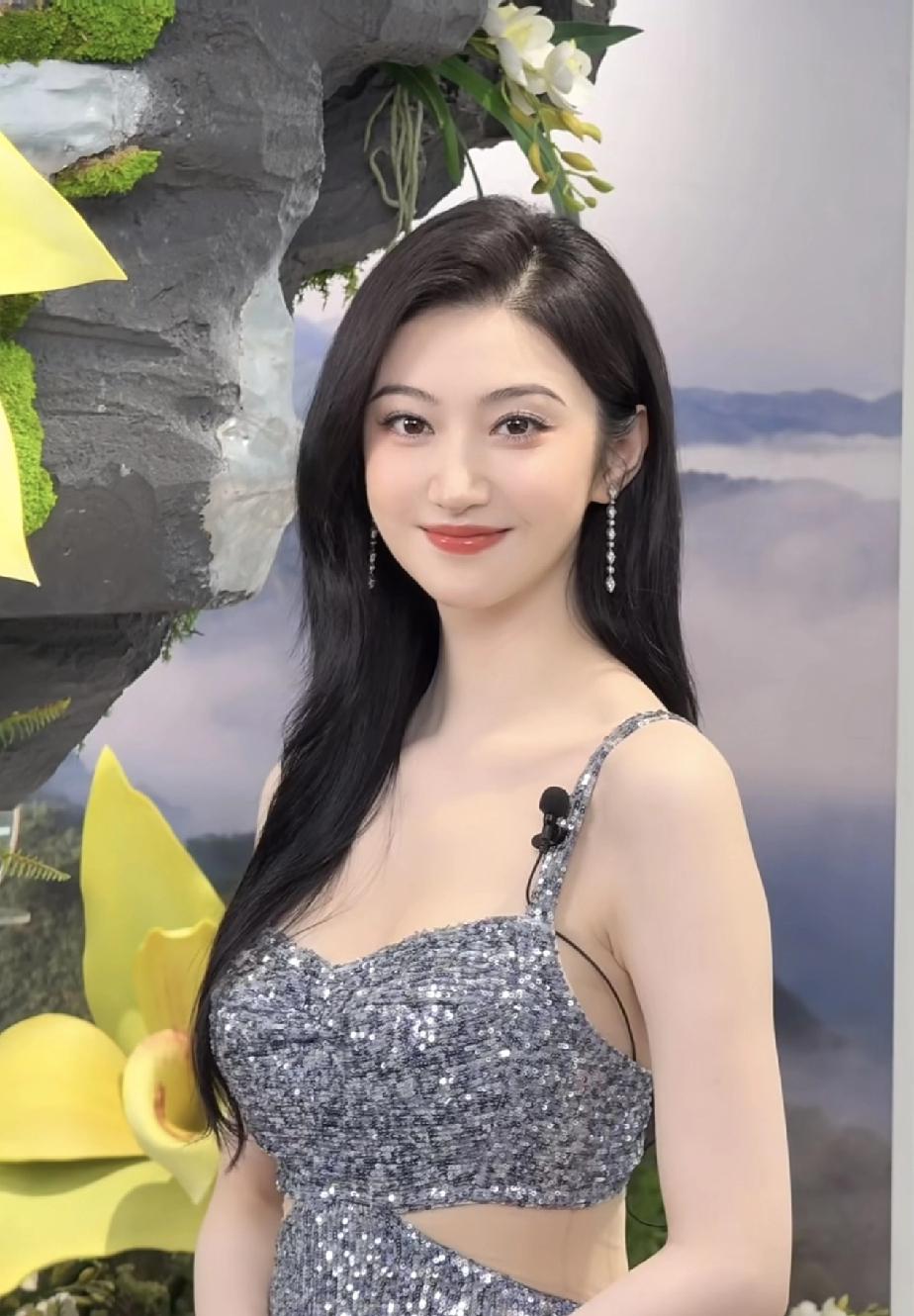 她这么美，
为啥还有人不珍惜？
想破脑袋也不理解！