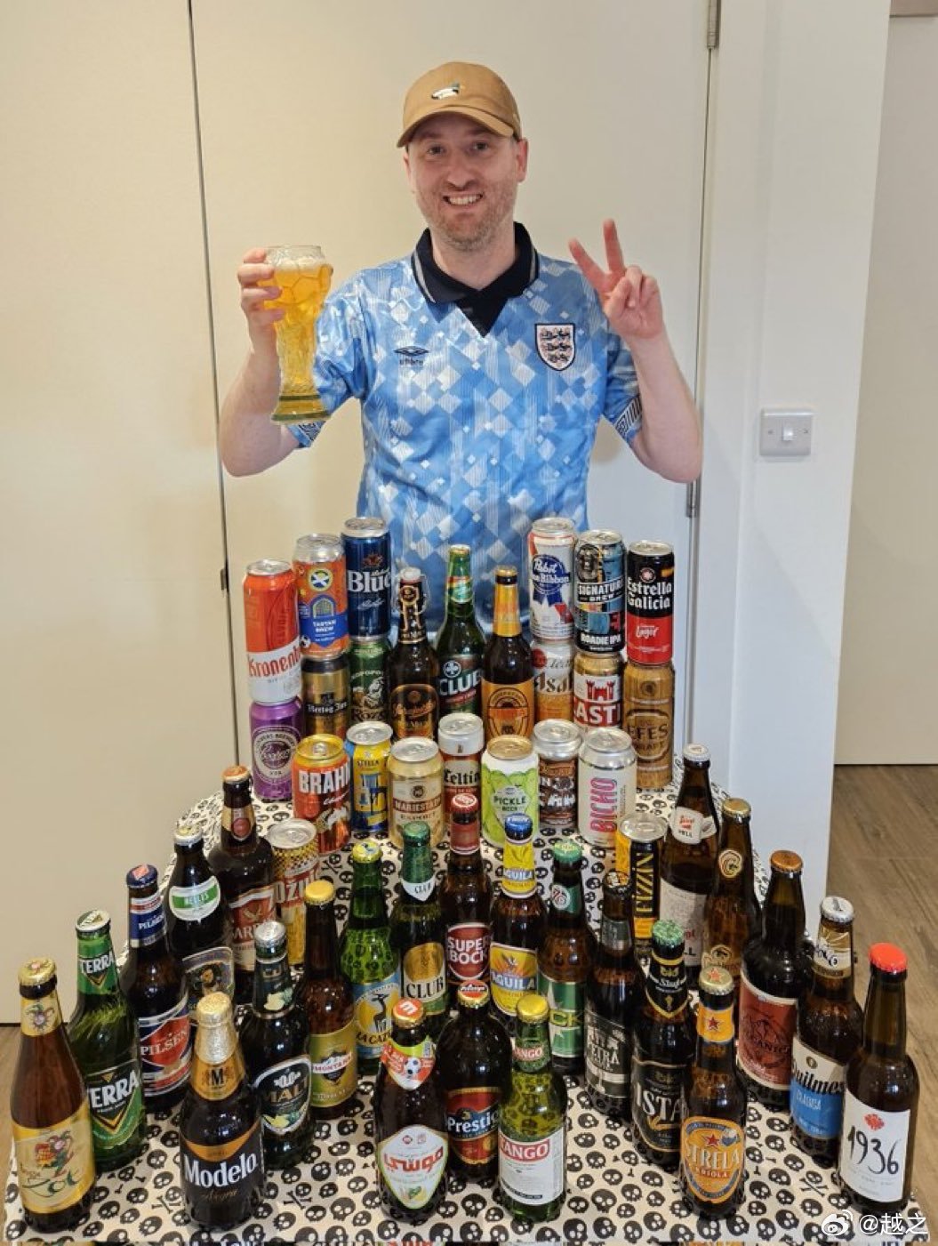 一位英格兰球迷策划了个创意，他收集了48个世界杯 参赛国的啤酒，并表示，当有一支