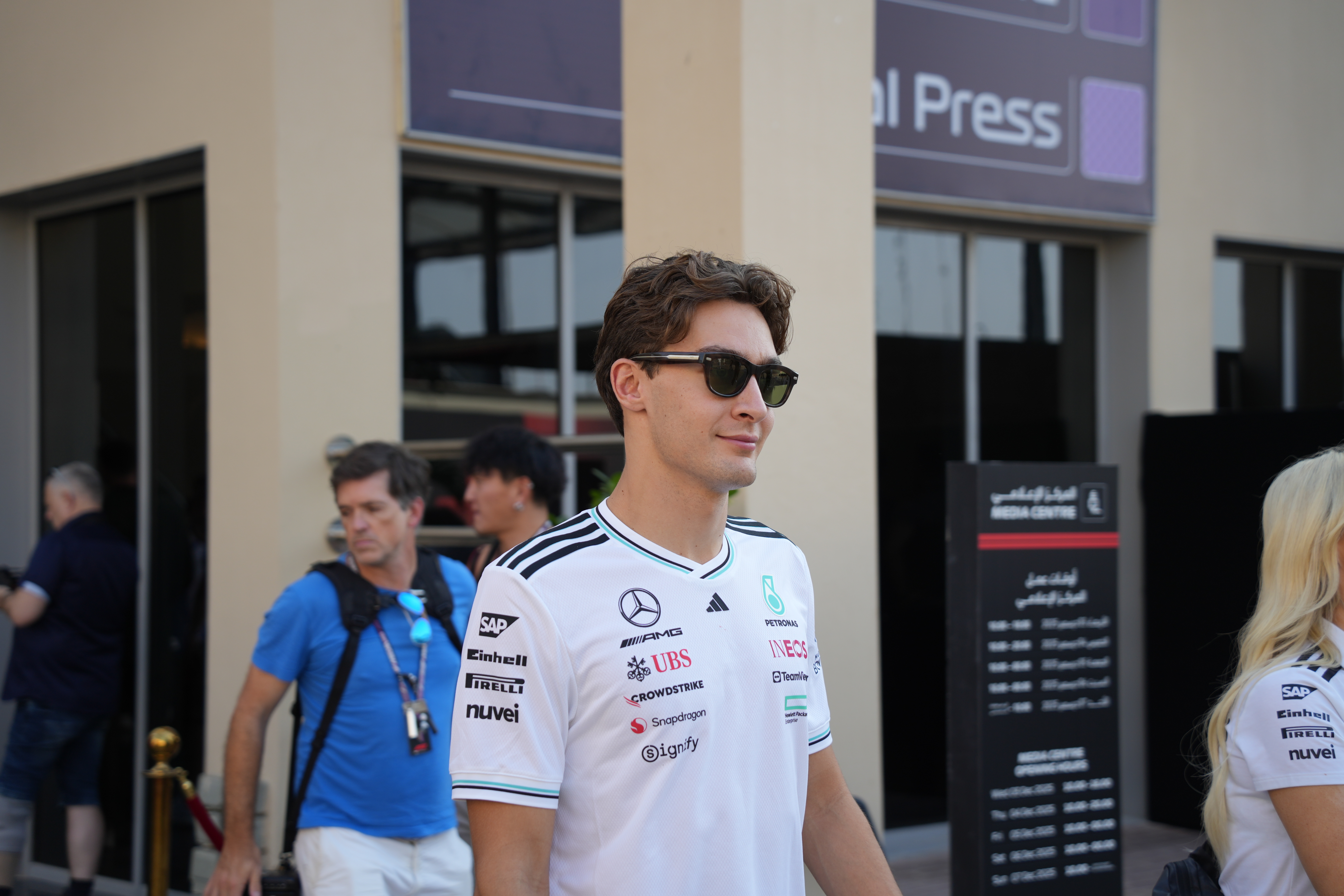 结束媒体会后，拉塞尔和勒克莱尔一起走回各自的车队休息区📸F12025F1阿布扎