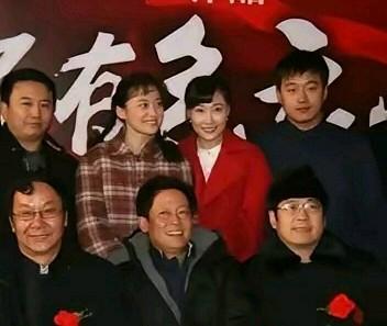后排左二是梅婷，右一是佟大为，前排中间的是王志文，其他几位你认识吗？
