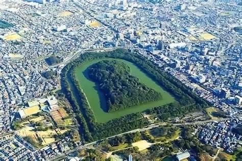 日本大阪的仁德天皇陵，占地面积达46万平方米，是日本现存最大的前方后圆坟。这座古