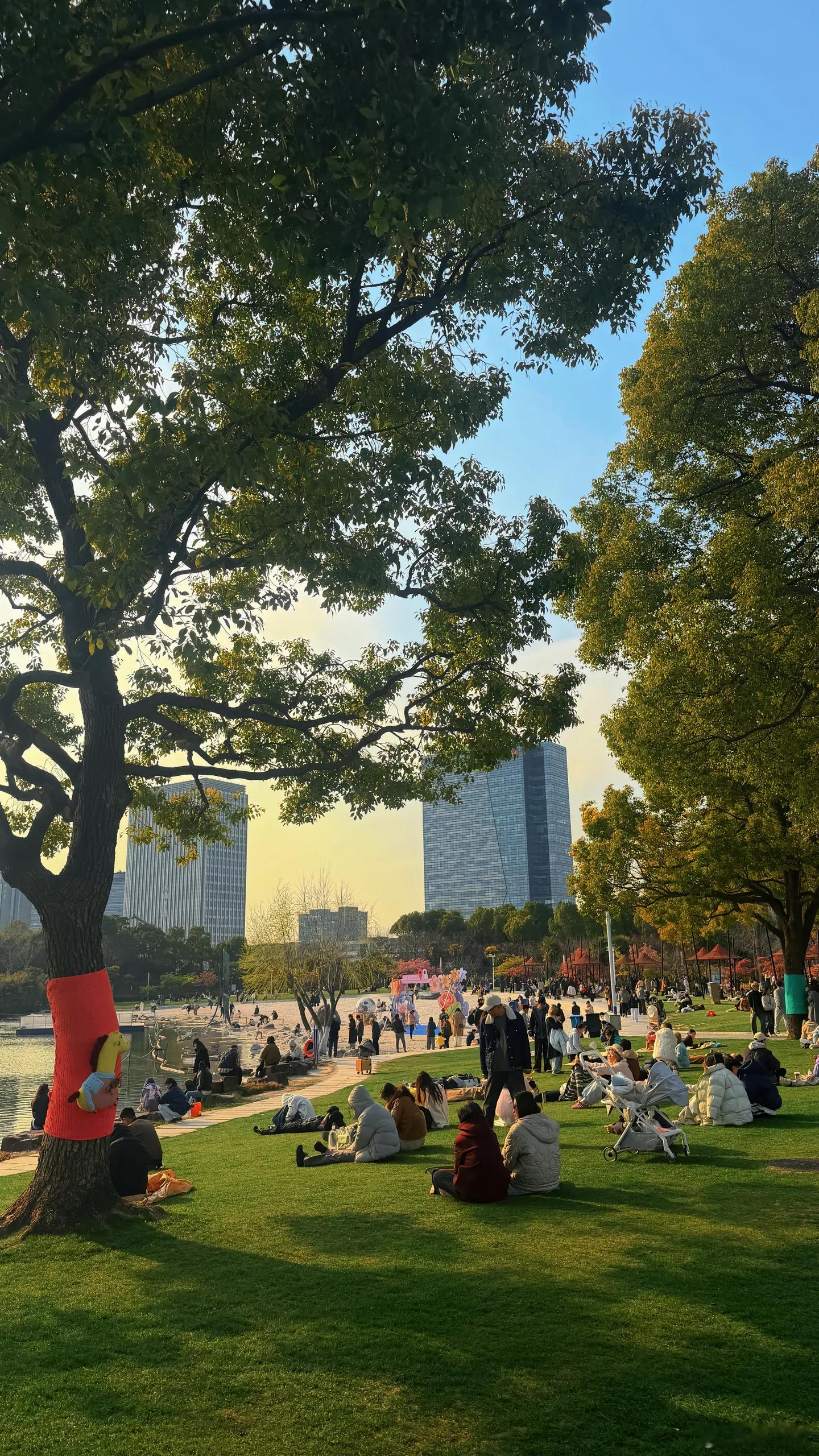 如果不用那么忙碌的话，我想在公园的长椅上晒一下午阳光。手机摄影
