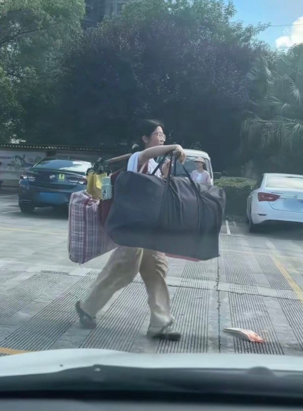 女生高考后独自挑着行李离校引热议 其所在中学回应:成绩出来前