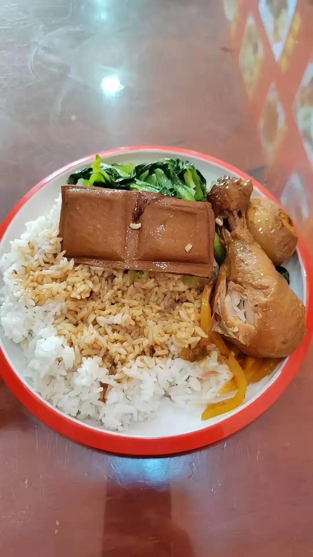 沙县小吃———鸡腿饭，13元一份，淘宝闪购6块猪脚饭，5块2杯奶茶把我吃撑了。