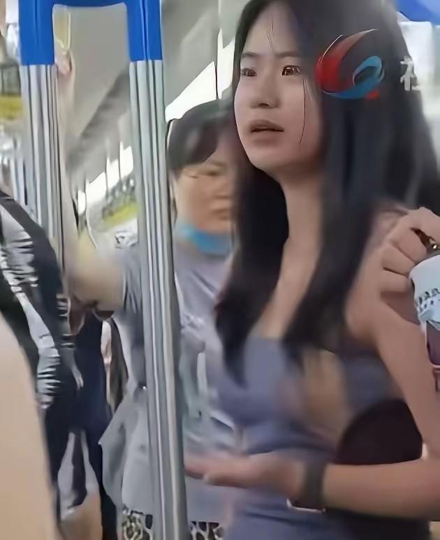 上海地铁，

一个微胖女孩穿着紧身吊带裙，

突然冲一个老人喊“你别走”。

就