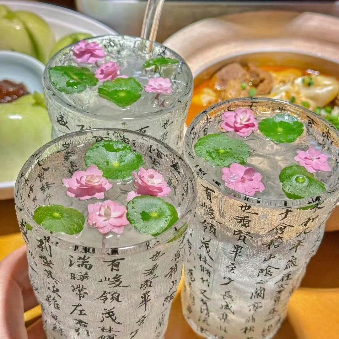 当你试图做出改变超越阶层时，最先打击和嘲讽你的，往往是身边的人，这不是因为他们坏
