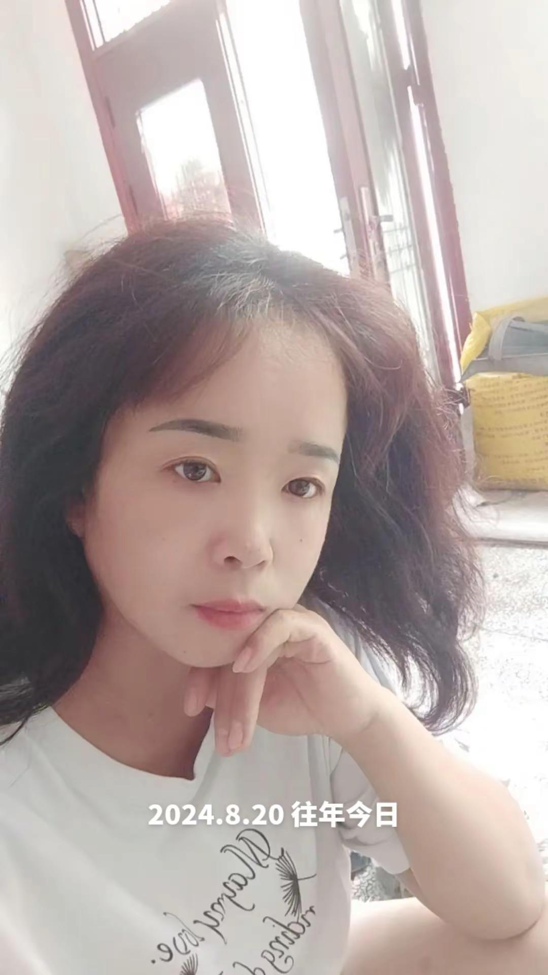 人傻嘴不甜上镜靠美颜 不高不瘦不漂亮但很普通 凌乱也是一种风格