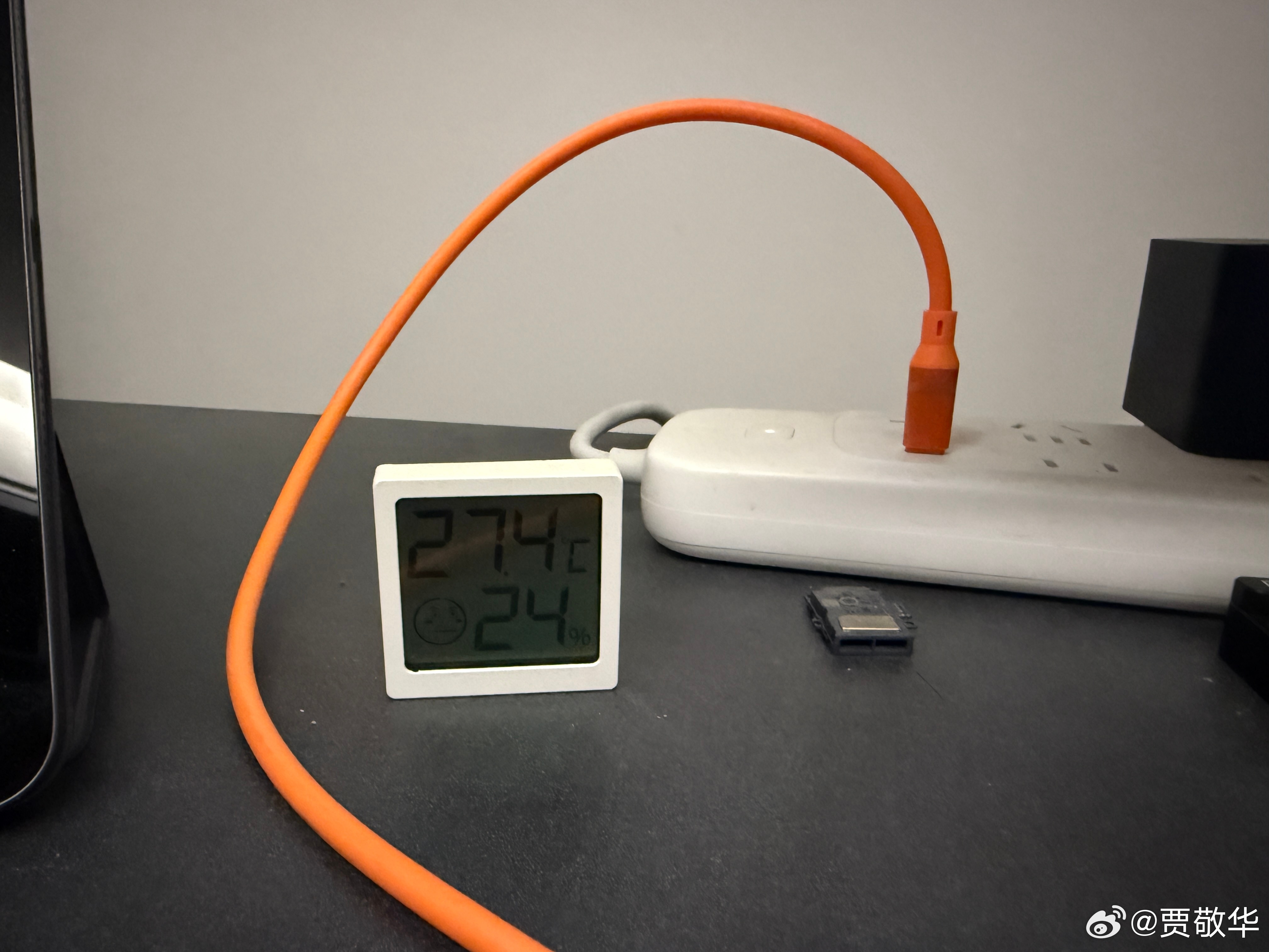 折腾几个小时终于到家了，又困又累的。没想到家里比深圳还热，这27度的温度，开窗透