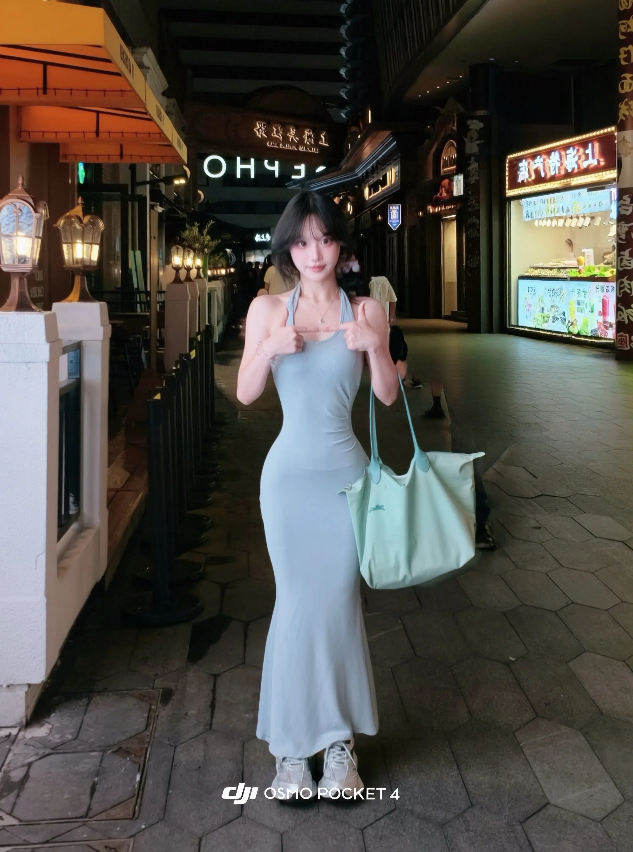 穿上裙子就看不见肌肉啦 正面一般背面绝了。自从健身后更喜欢穿露背裙随地...