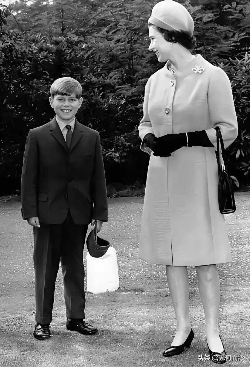 安德鲁和母亲在一起，小时候的安德鲁，看起来也是蛮可爱的，那时候他的母亲也非常的年