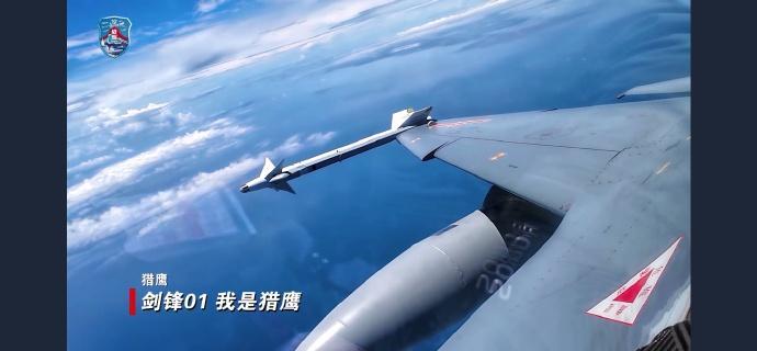 南部战区近日在黄岩岛领空完成精准驱离，教-10高教机挂实弹锁定抵近的菲方飞机，菲