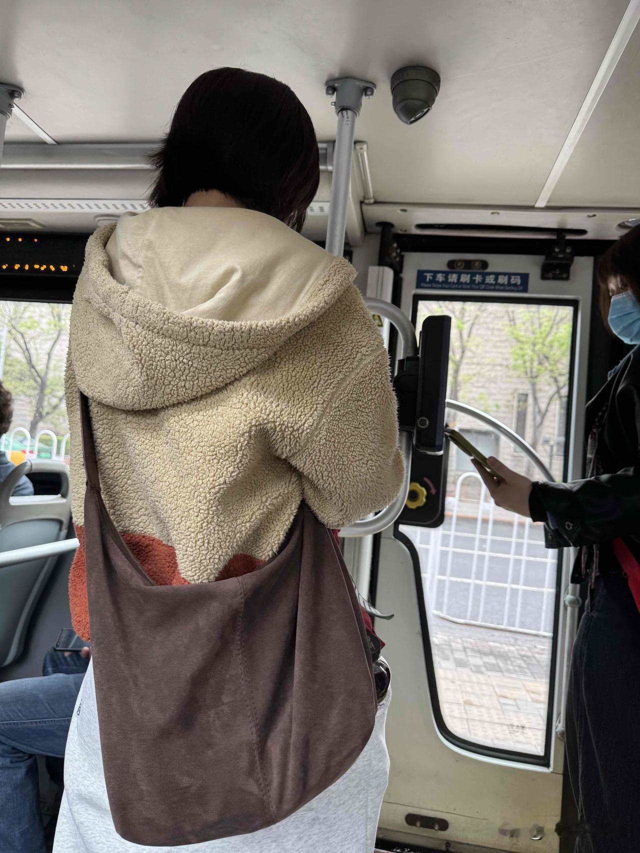 今天十点半上公交车，去医院陪小姑子在门诊上做个小手术。
上车后看到没有空座位，旁