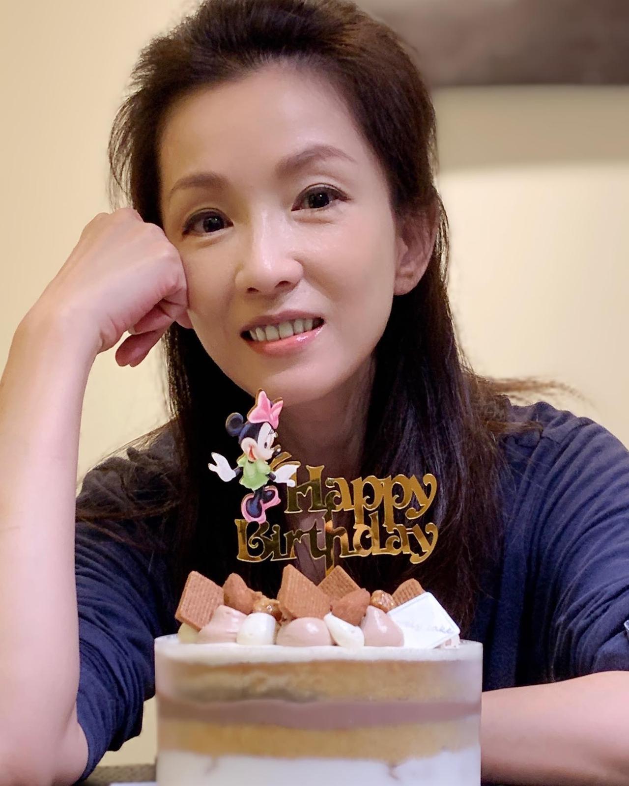 她以前在香港拍过很多电影，年轻时候的颜值非常出众，今年已经54岁还是单身，还有多