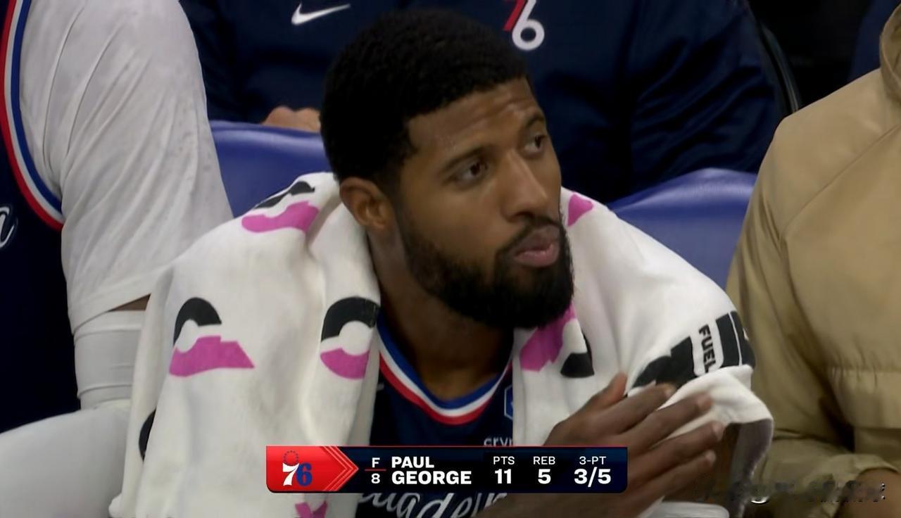 76人超级球星乔治真是甘当绿叶！在今天76人主场以121：102大胜奇才的比赛中