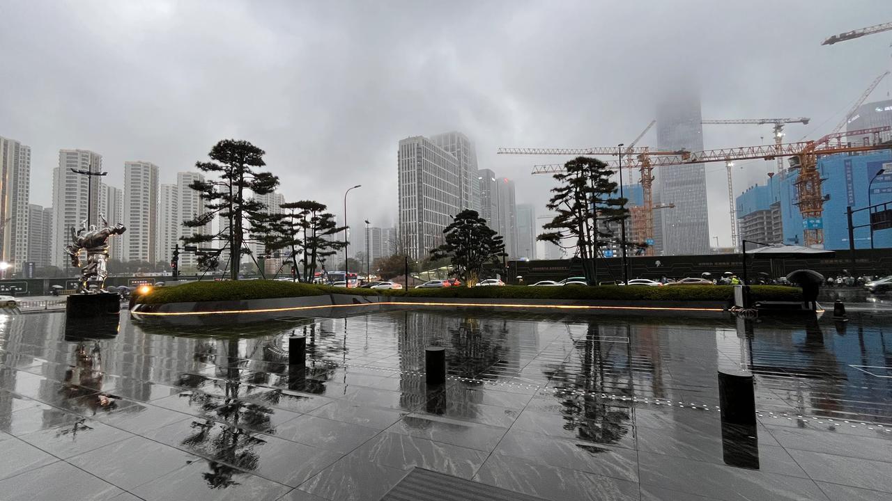 雨中的城市，宁静而诗意。