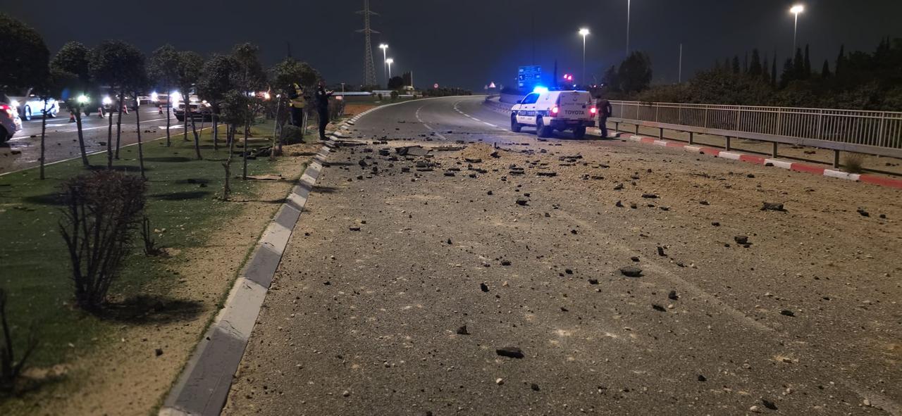 以色列国防军表示，正在调查今晚伊朗发射一枚携带集束炸弹弹头的弹道导弹后，以色列中