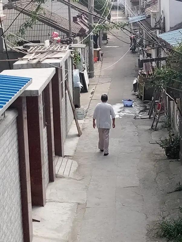 人过半百了还读书有意义吗? 人过半百读书，那意义可大了去了。我有个邻居大爷，五十