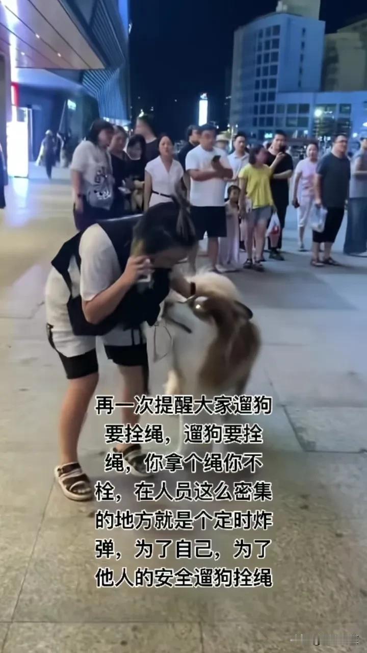 女子摊上大事了！遛狗不栓绳，把一个小女孩给抓伤了！女子打电话时腿都是抖的，她是真