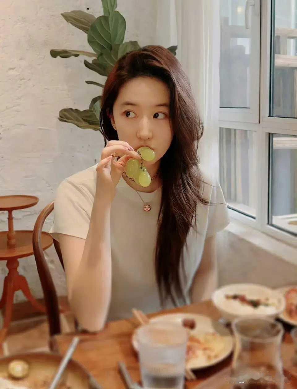 刘亦菲素颜也太能打了！清透干净，原生美貌直接惊艳全场 