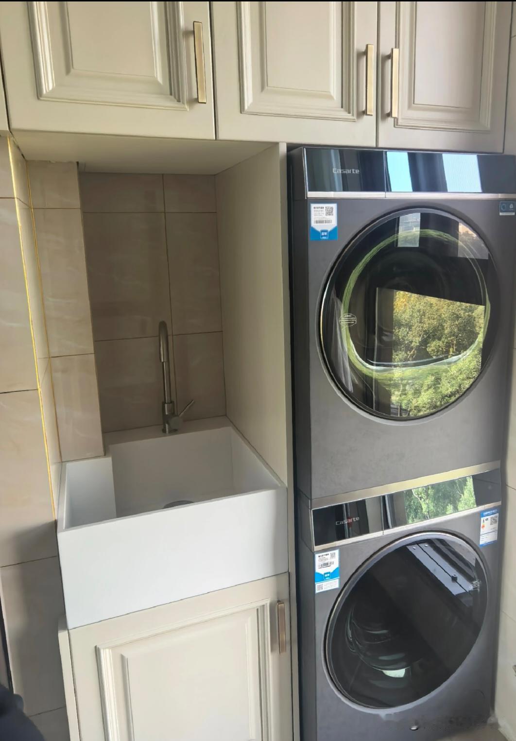 异形小空间里的洗衣台盆还得是定制。

小空间，真没想到还可以折腾出来这么大一个洗