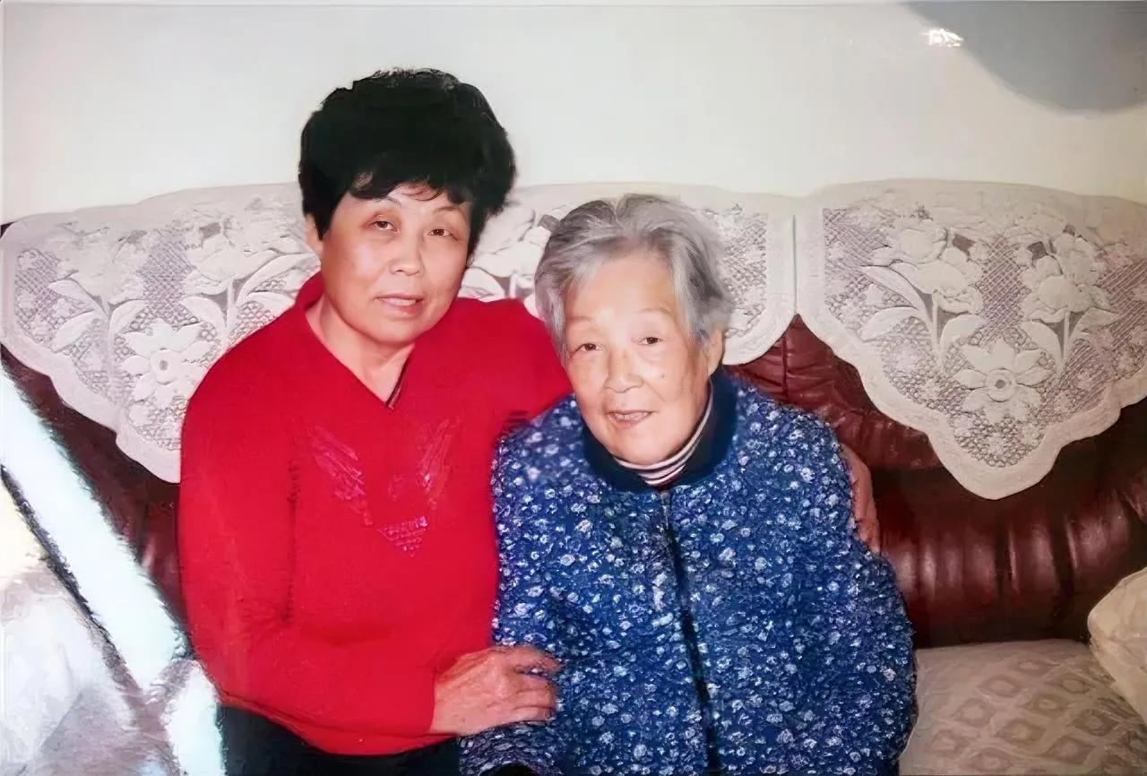 2009年，吴法宪的妻子，陈绥圻一张罕见的留影，当时的她已经是八十六岁的老人了，
