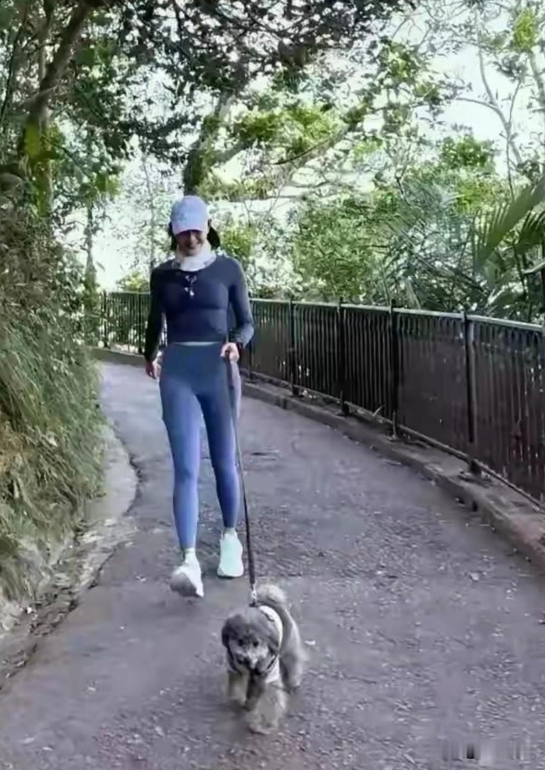 54岁黎姿进山跑步锻炼，身着紧身衣，身形紧致匀称，身上看不到多余赘肉。 ​