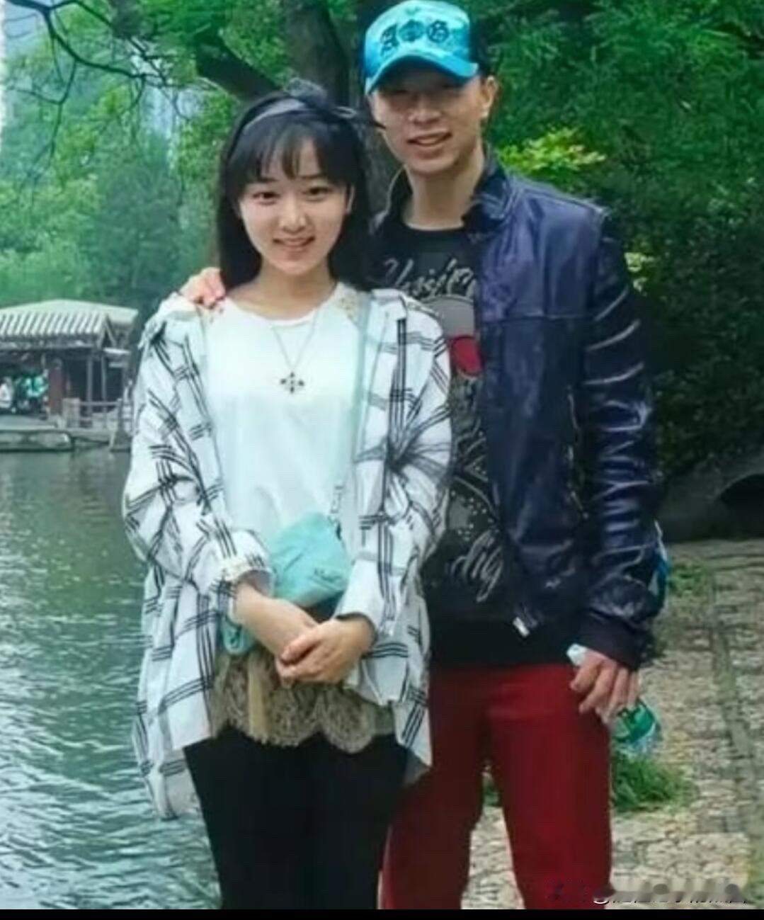 这是马龙与妻子夏露在多年前拍的一张照片，不化妆的夏露颜值特别高，眉清目秀的，马龙
