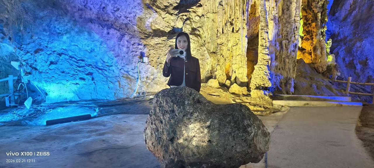 不是我在陪你 而是你在陪我 重新发现这个世界的美好与惊奇。