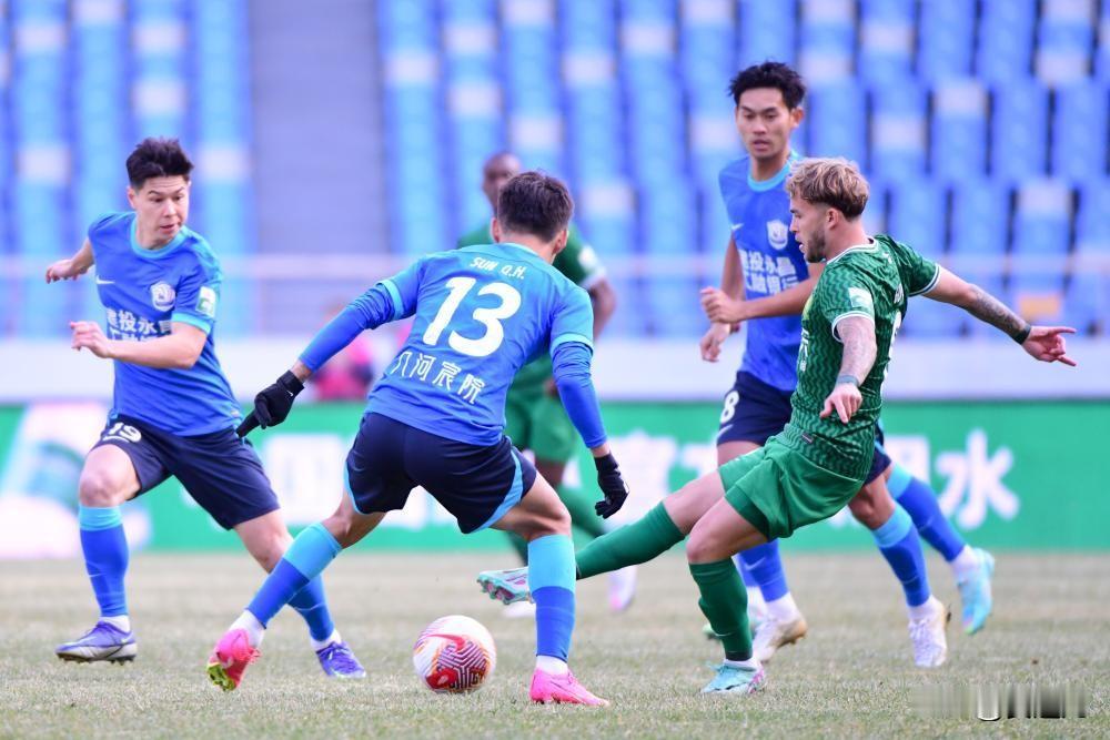北京国安2-0击败沧州雄狮  北京国安两球完胜
中超第1轮，沧州雄狮主场对阵北京
