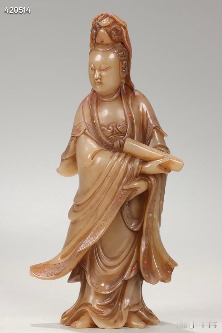 清 寿山石雕持经观音摆件

规格：高20.5cm，宽9.5cm，重841g
此摆
