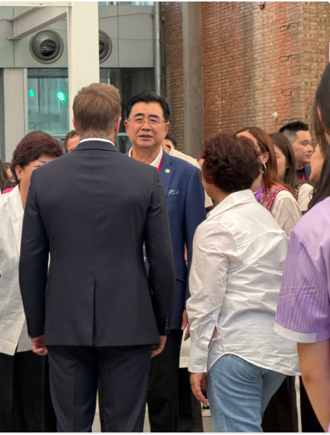 台州小贝真遇上贝克汉姆了两位因吴越杯结缘的球员，又因世界杯而相遇了，让我们祝愿台