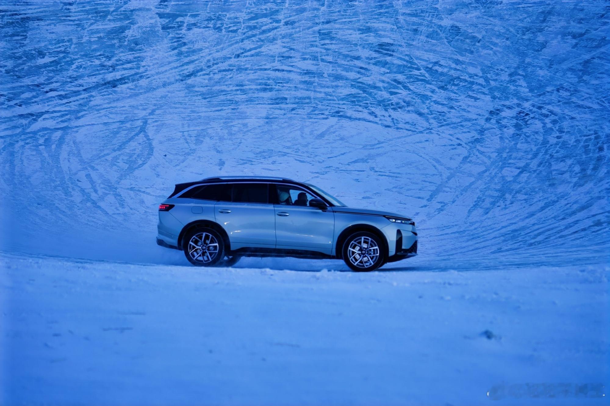 零下40度秀肌肉最近冰锅挑战很火，看到一汽大众全新揽巡也去玩了玩，表现也是相当出