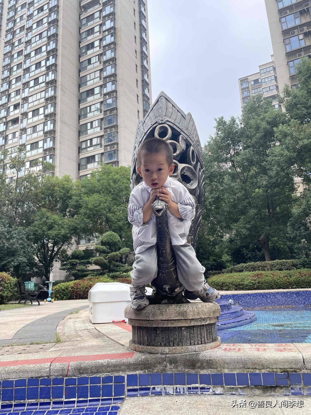 两岁的孩子真的是精力旺盛，每天只要醒来就不消停，好像小孩子不知道累似的！

这两
