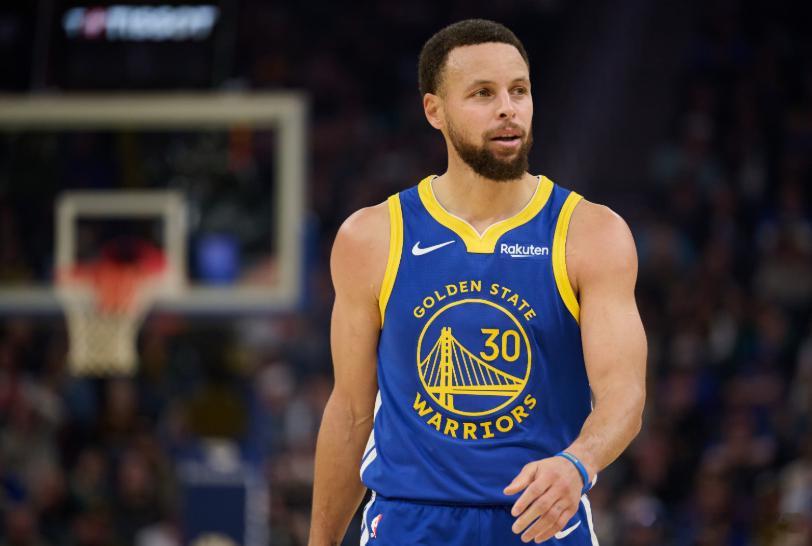 NBA常规赛，勇士半场62-59领先尼克斯。库里上半场两分全中三分全丢，他出战1