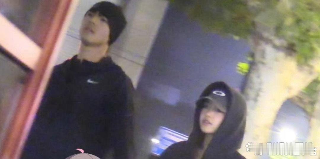 曝陈昊森兰西雅恋情26日，八卦媒体曝兰西雅陈昊森恋爱，视频中可见两人等红灯时当街
